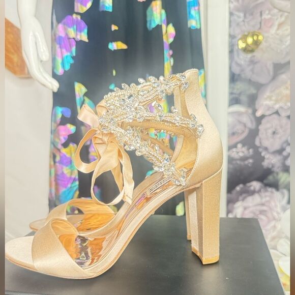 Badgley Mischka Ivory Heels with Crystal Embellishments/ size 9 - Picture 7 of 12